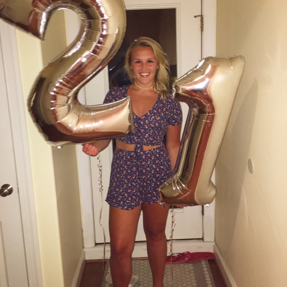 Cropped patterned shirt.